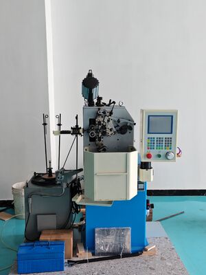5.7インチのコントロール パネルとの容易な操作の自動ばね機械多機能