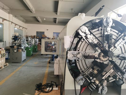 ワイヤー回転コイル システムが付いている多機能 CNC ばねコイリング機械