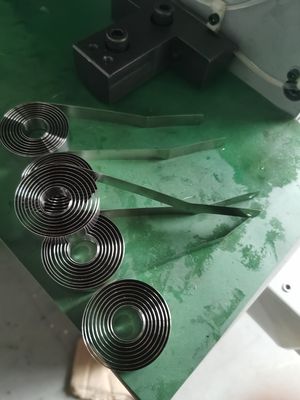 5.5KW CNC ばね成形機オプションの手および 200KG アンコイラー システム